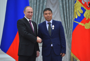 Кому из кыргызстанцев и за что вручал награды Путин
