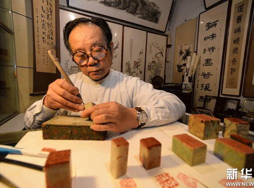 Юй Минькан – мастер гравировки печатей