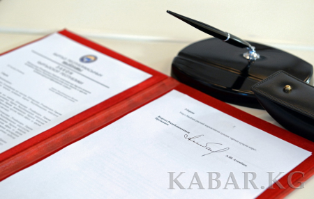 Президент А.Атамбаев подписал Указ о награждении госнаградами в честь 25-летия независимости КР