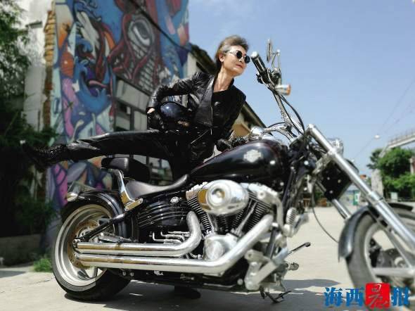 73-летняя китаянка ездит на мотоцикле