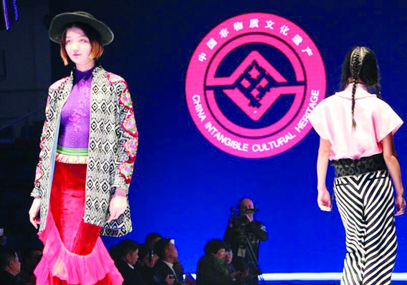 Коллекция традиционной вышивки была показана на Хамиской неделе моды. Ранее она демонстрировалась в Шанхае и Париже