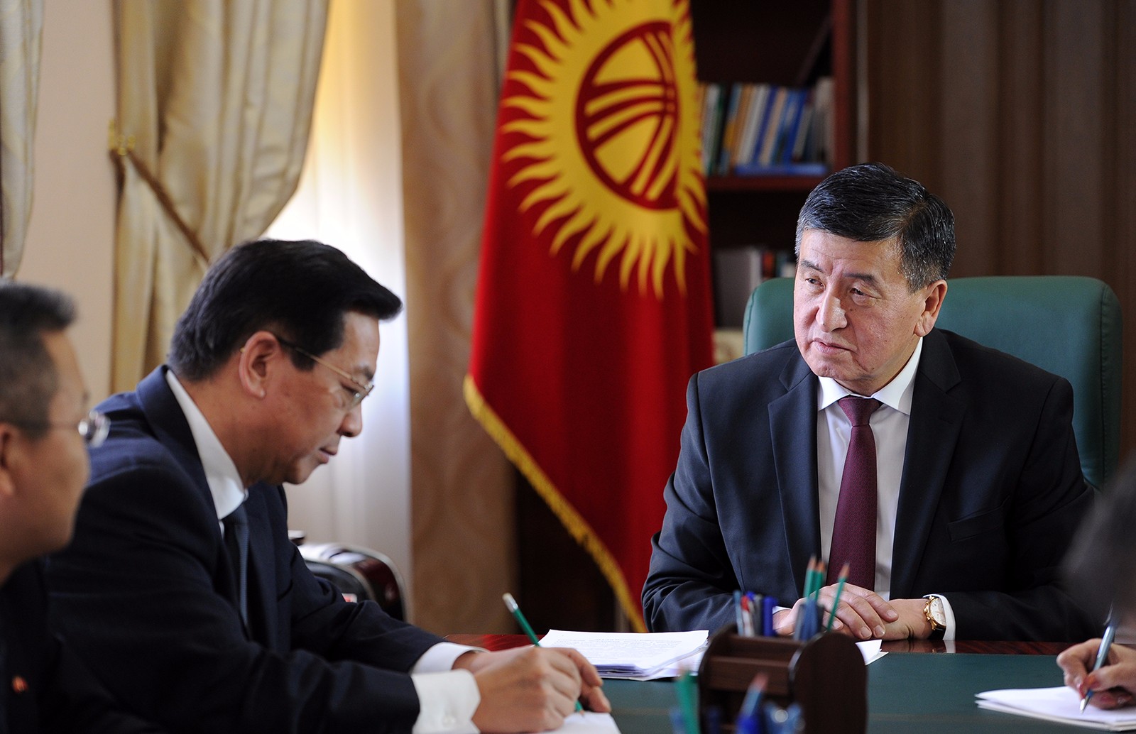 Сооронбай Жээнбеков встретился с Послом КНР в Кыргызстане Сяо Цинхуа