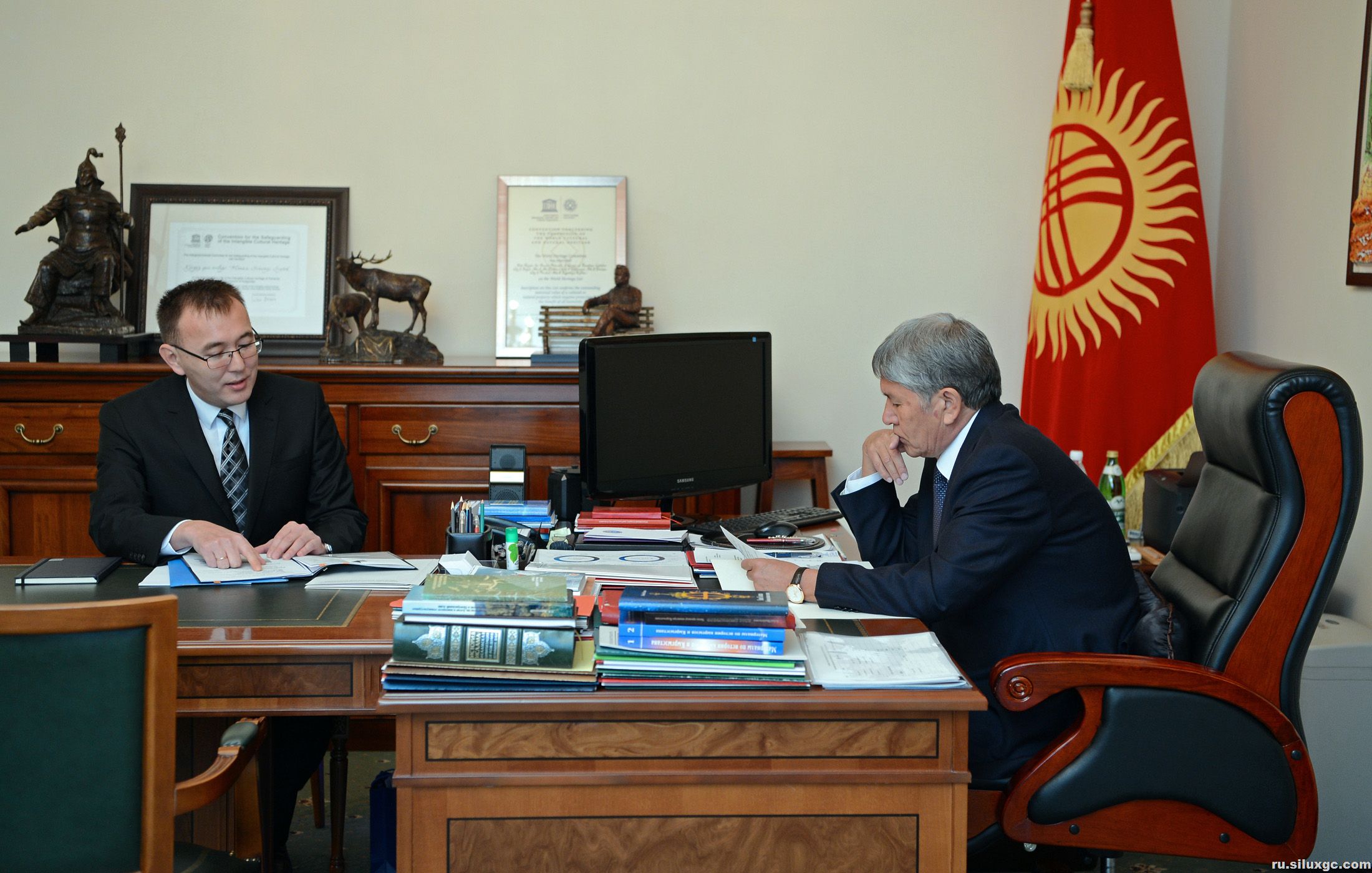 Президент А.Атамбаев принял председателя Нацбанка Т.Абдыгулова