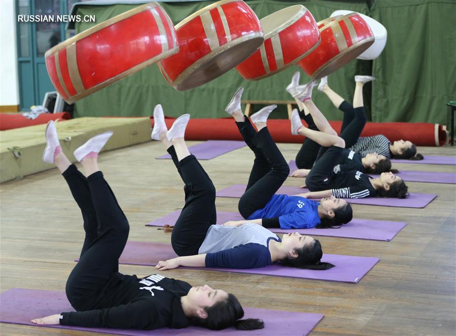 Будущие звезды цирка из Синьцзяна постигают мастерство в Шанхайской цирковой школе