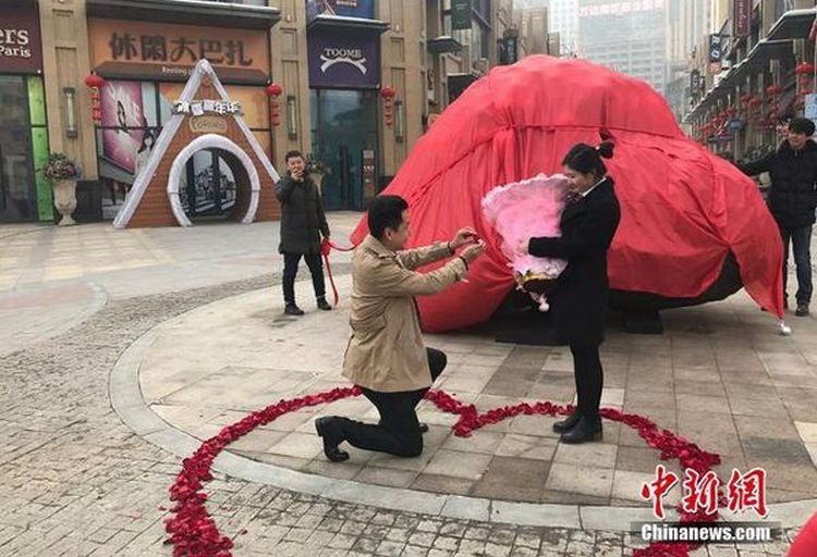 Китаец подарил невесте к свадьбе 33-тонный камень вместо квартиры