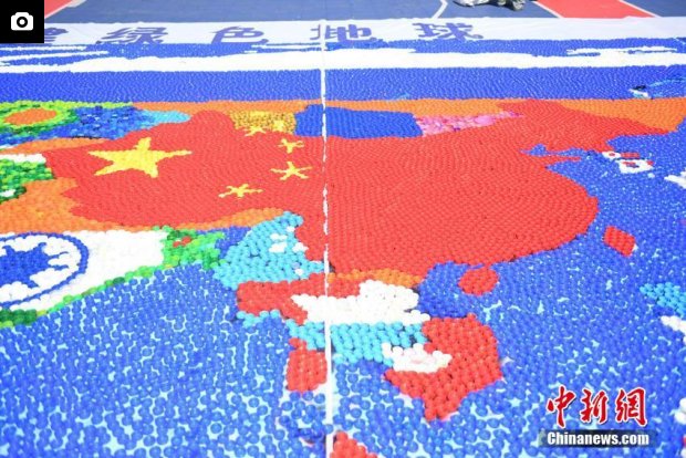 Китайские учащиеся собрали карту мира из 300 тысяч пластиковых крышек