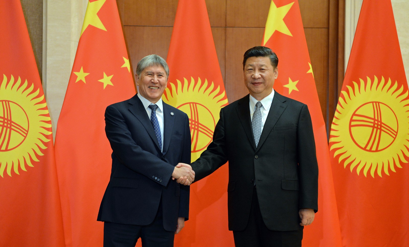Алмазбек Атамбаев и Си Цзиньпин провели встречу в Пекине