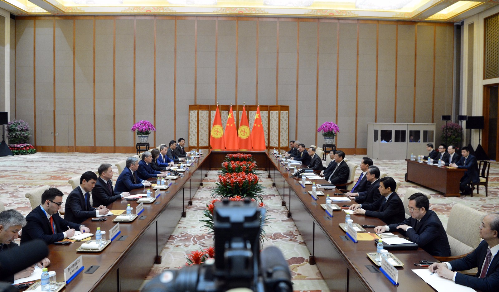 Алмазбек Атамбаев и Си Цзиньпин провели встречу в Пекине