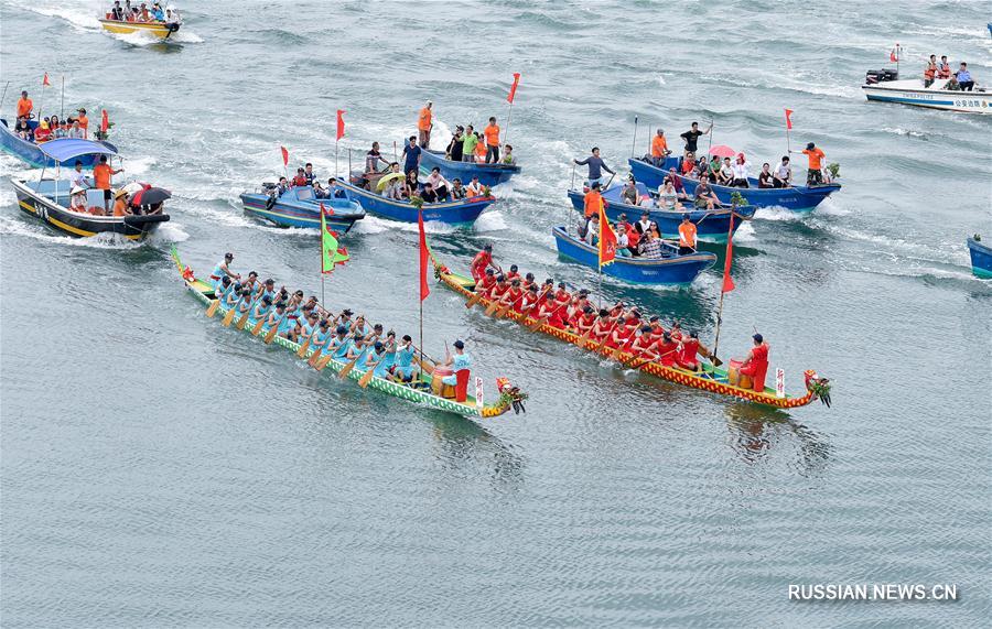 Гонки на драконовых лодках в день праздника Дуаньу