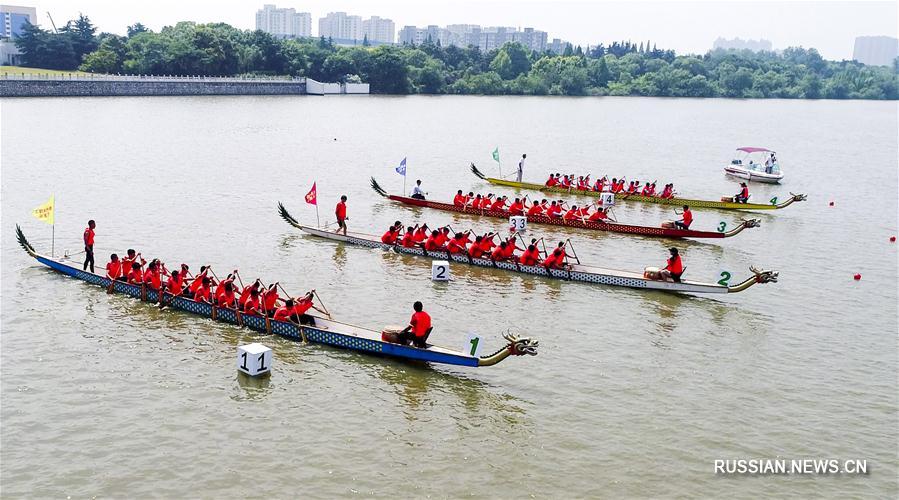 Гонки на драконовых лодках в день праздника Дуаньу