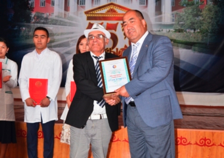 66-летний студент из Узбекистана получил диплом врача в Кыргызстане