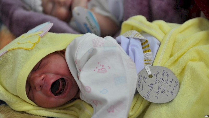 Атамбаев одобрил закон о выплате «сүйүнчү» при рождении ребенка