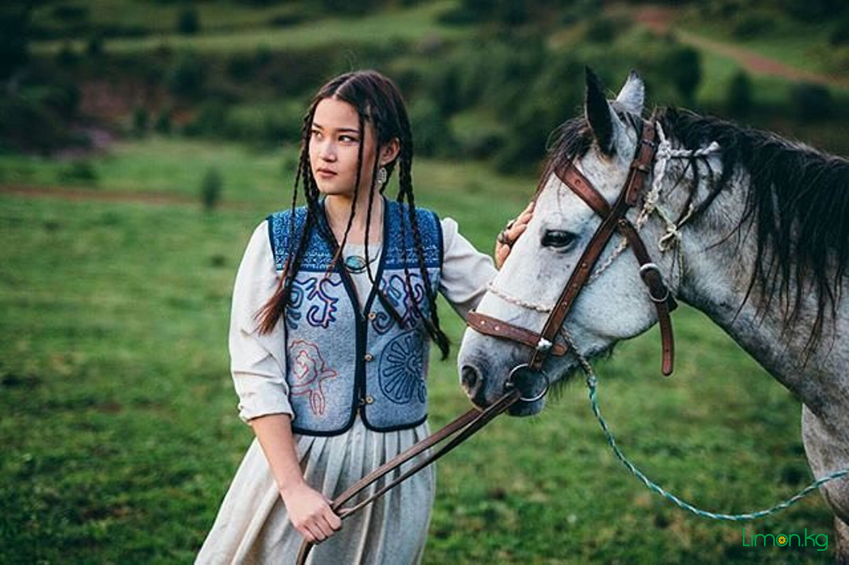 20 фотографий девушек в национальных платьях, которые передают кыргызскую красоту