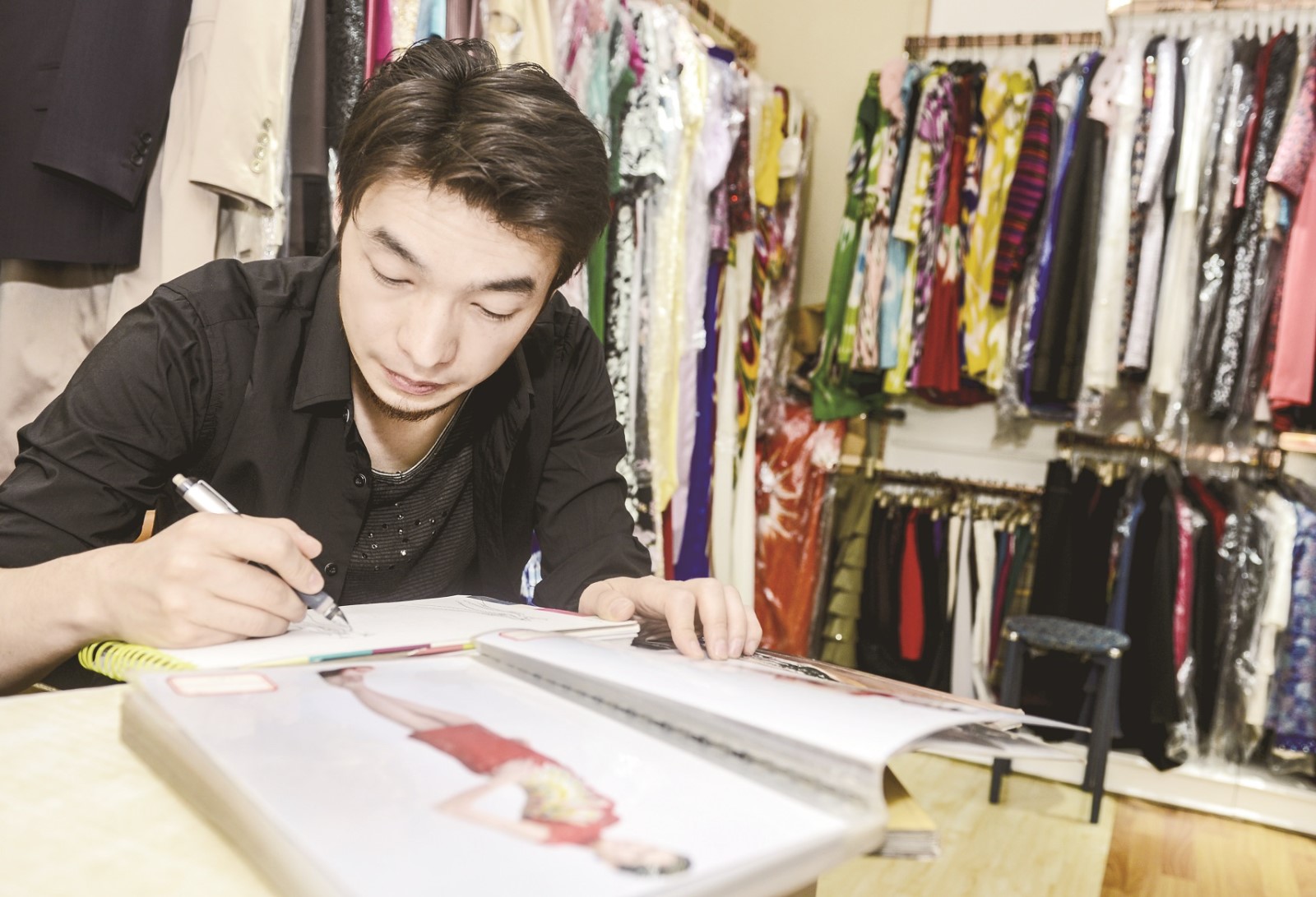 Синьцзянский парень обновил моду, используя атласную ткань