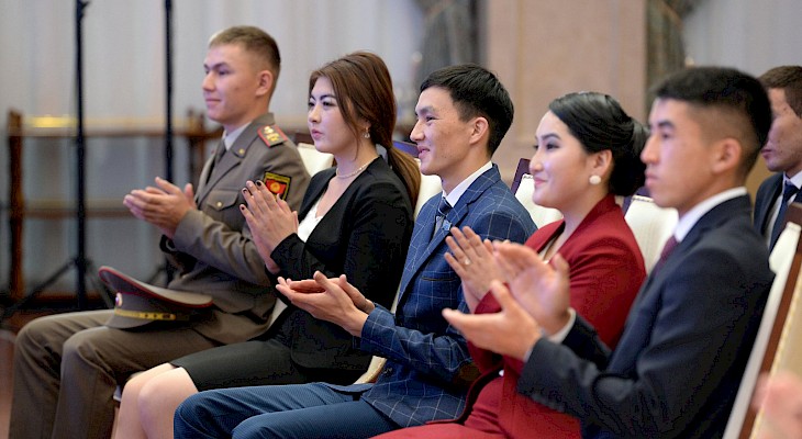 Атамбаев: Будущее Кыргызстана – это образованное молодое поколение
