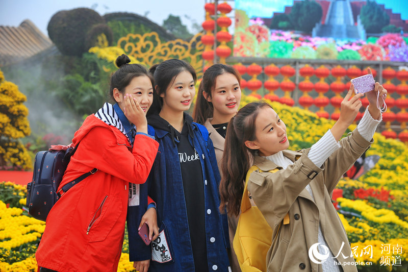 Навстречу к XIX съезду КПК: в провинции Хэнань открыта выставка хризантем