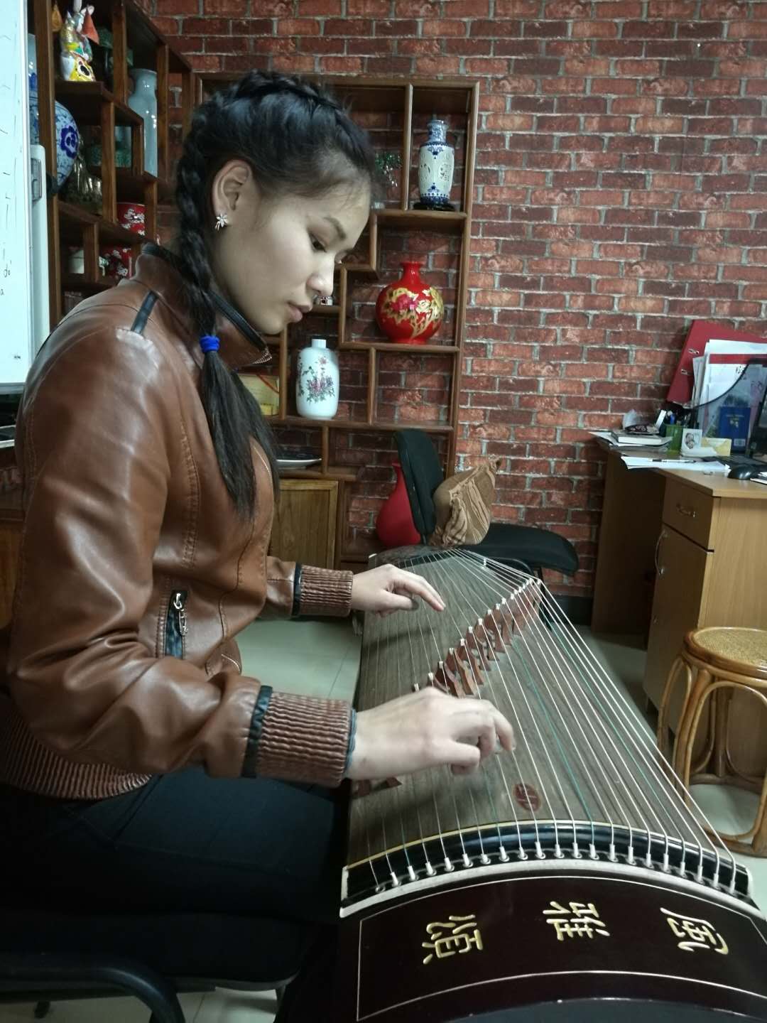 Ван Лань: Китайский национальный музыкальный инструмент «Гучжэн»  звучит в Бишкеке