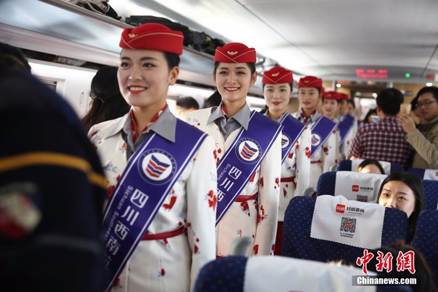 Проводники в национальных костюмах обслуживают экспресс-поезд Сиань - Чэнду