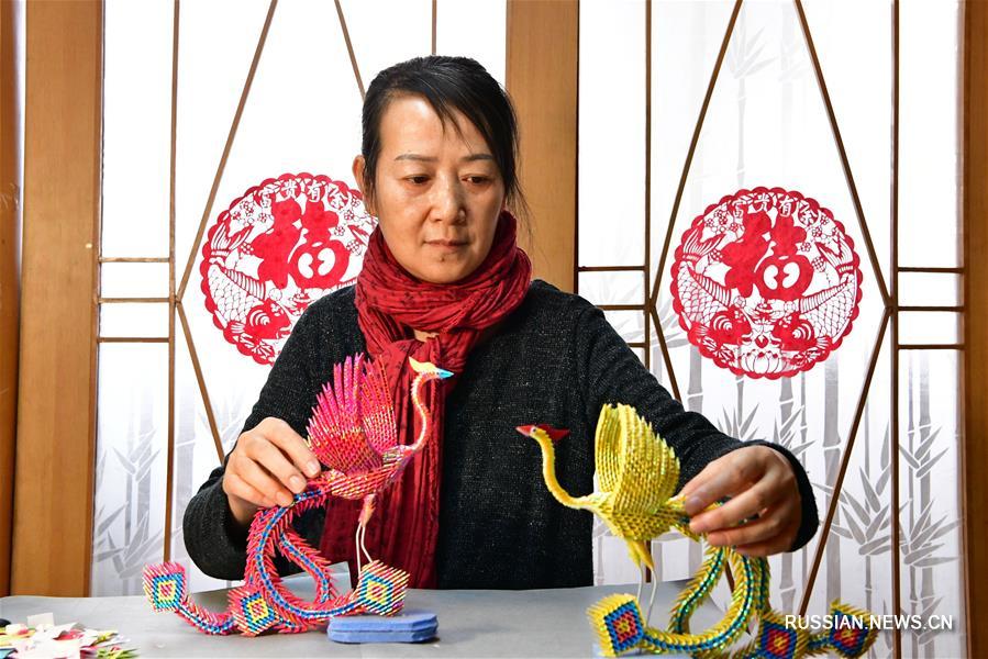 Потерявшая слух жительница Чжэнчжоу воплощает фантазии в бумажных скульптурах