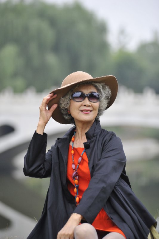 После 70 жизнь только начинается: как пожилая китаянка стала звездой благодаря конкурсу красоты