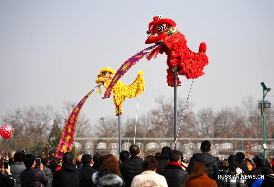 Танцы львов по случаю праздника Весны в провинции Шаньси
