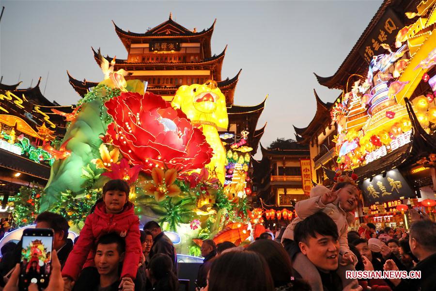 Световые и огненные шоу в честь китайского Нового года