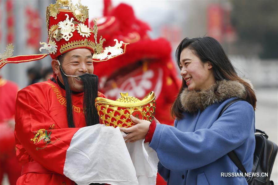 Китай чествует Цайшэня - бога богатства
