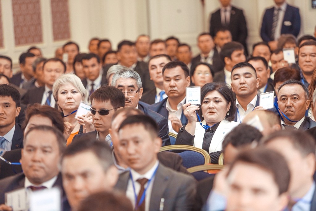 Алмазбек АТАМБАЕВ: страна должна идти по пути парламентской демократии