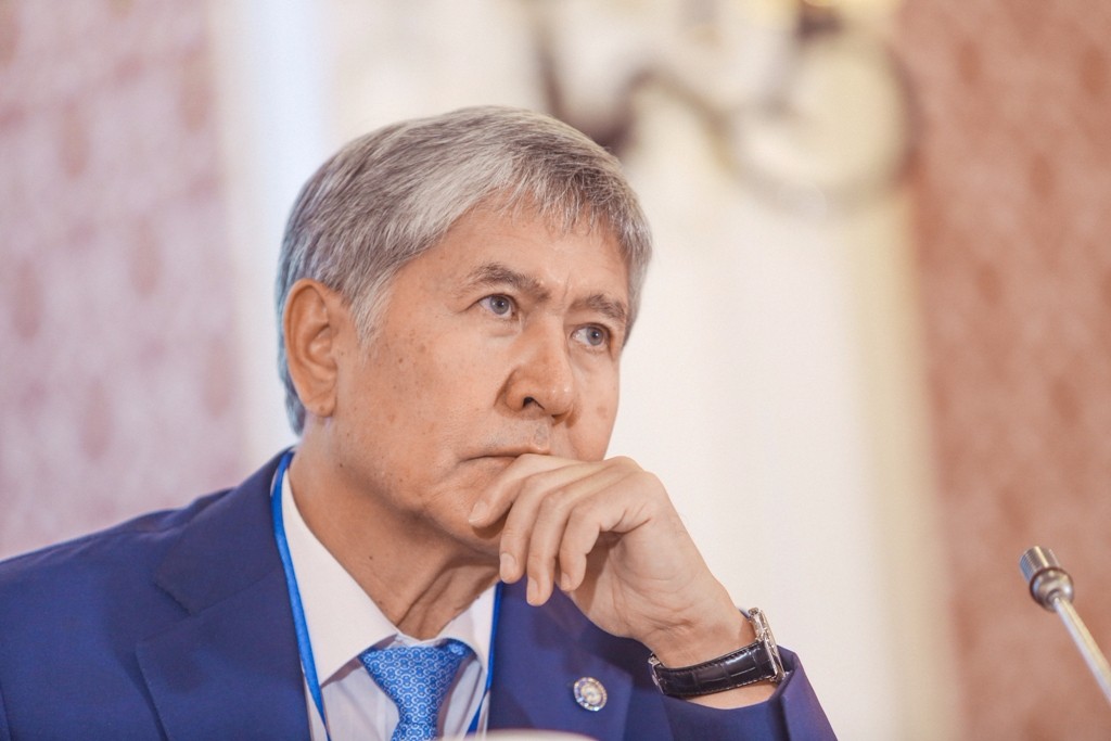 Алмазбек АТАМБАЕВ: страна должна идти по пути парламентской демократии
