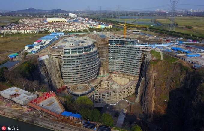 строящийся отель в заброшенном карьере Шанхая