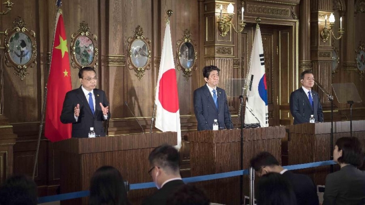 Ли Кэцян провел совместную пресс-конференцию с премьер-министром Японии Синдзо Абэ и президентом РК Мун Чжэ Ином