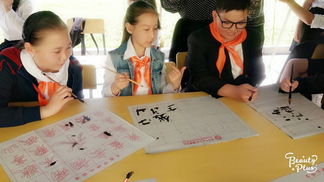 Школьники поздравили Бишкек с днем рождения на китайском языке