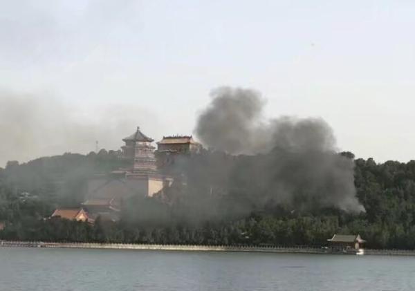 В Пекине загорелся императорский дворец
