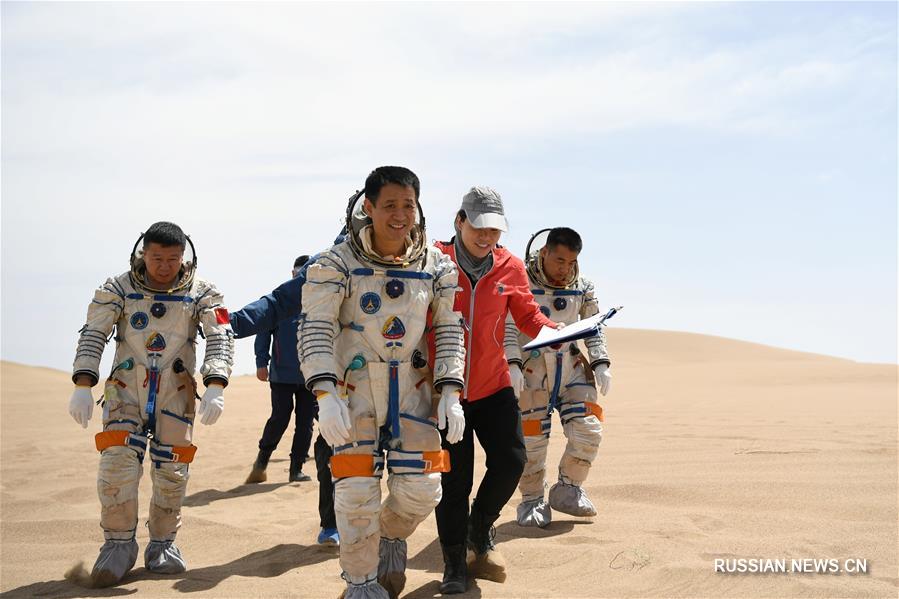 Китайские космонавты завершили тренировки по выживанию в пустыне