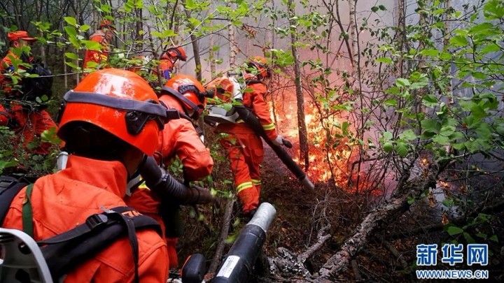 Почти 4000 человек в Китае борются с лесными пожарами