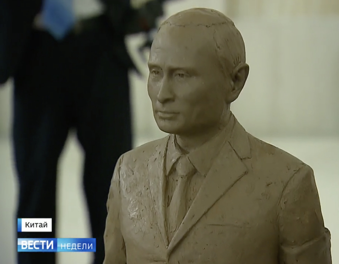 Си Цзиньпин подарил Путину его глиняную копию и китайские гусли