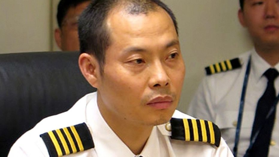 Китайский пилот посадил самолет с разбитым стеклом и получил звание героя