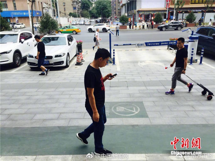 Китайский ТЦ выделил дорожку для пешеходов с телефонной зависимостью
