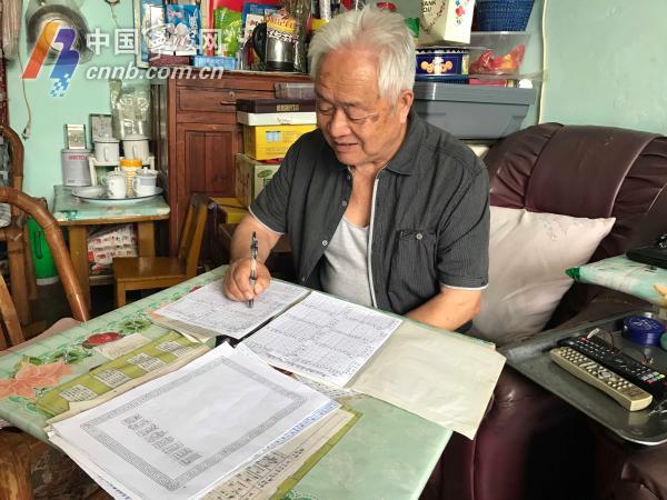 85-летний китаец нарисовал таблицу 6 чемпионатов мира по футболу