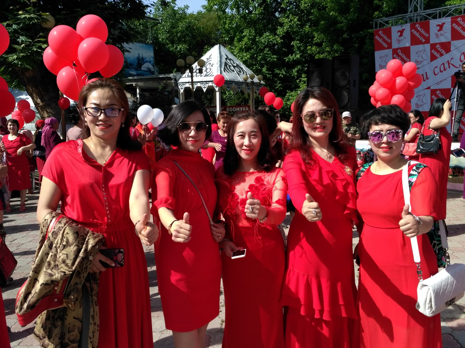 «Красное платье» объединило кыргызских и китайских женщин
