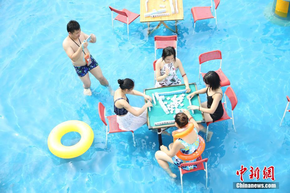 Игра в маджонг на воде в Китае