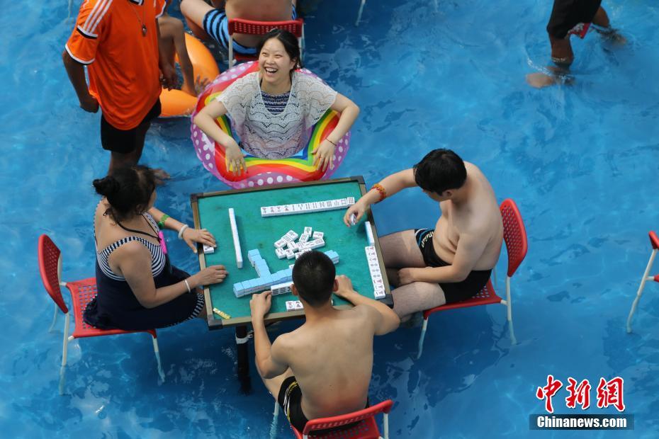 Игра в маджонг на воде в Китае