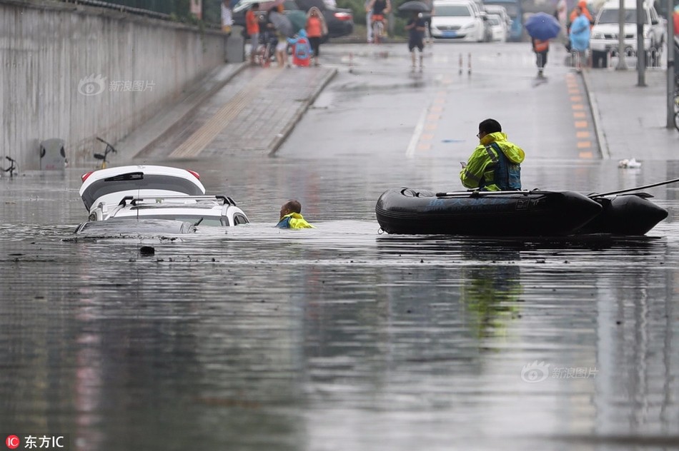 Потоп в Пекине: эвакуировано 1825 человек