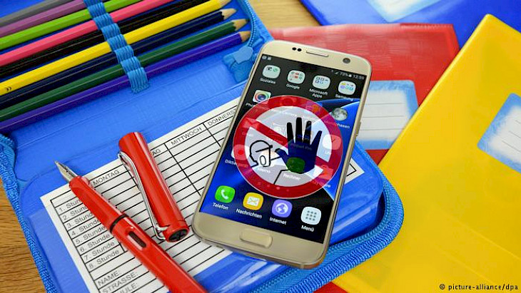 Парламент Франции запретил пользоваться мобильными телефонами в школах