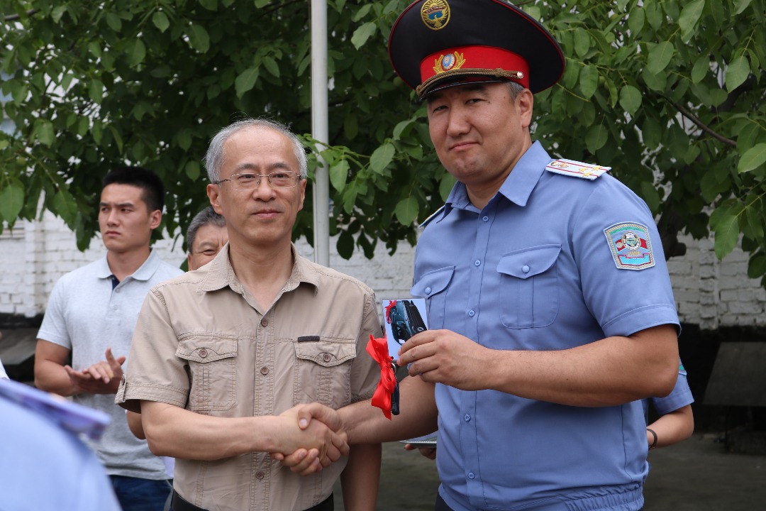 УВД Джалал-Абадской области получил в подарок новый микроавтобус