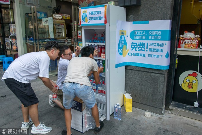 В Шанхае появился холодильник с бесплатными напитками для дворников и курьеров