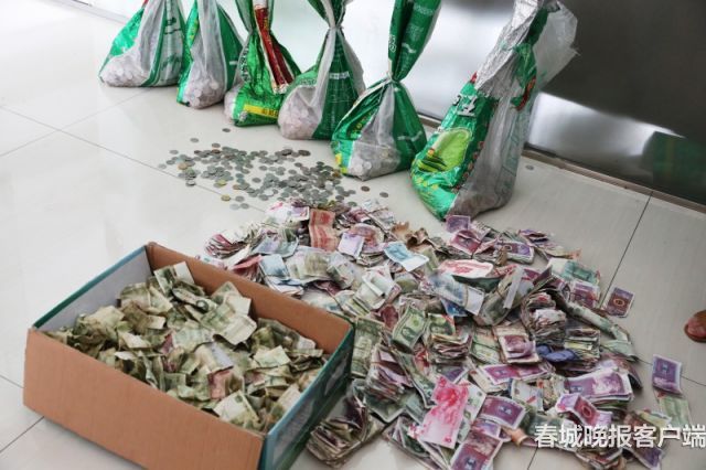 Автобусы в китайском городе собрали 100 кг поддельной валюты за три месяца работы