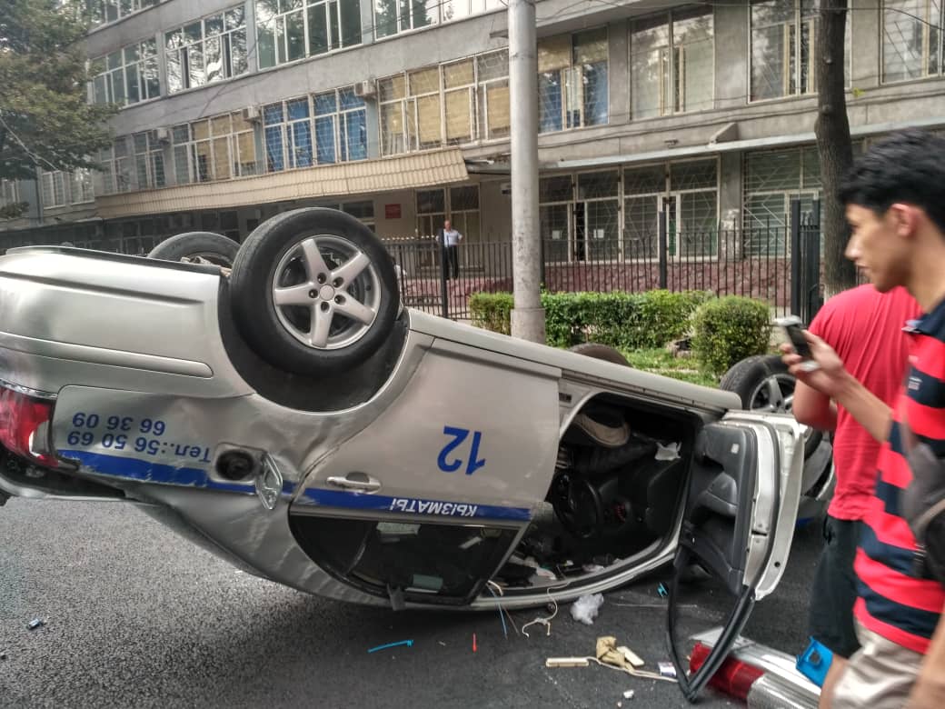 В Бишкеке произошла авария с участием милицейской автомашины