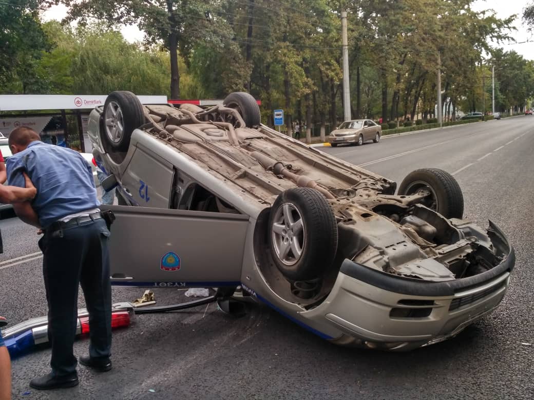 В Бишкеке произошла авария с участием милицейской автомашины
