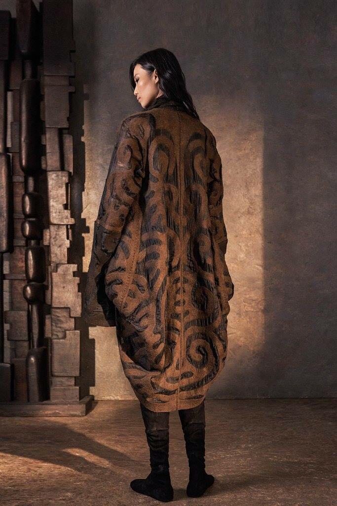 Американский дом моды продает пальто кыргызстанского дизайнера за /UploadFiles/2018-09/390/15380320762017576.jpg,5 тыс.